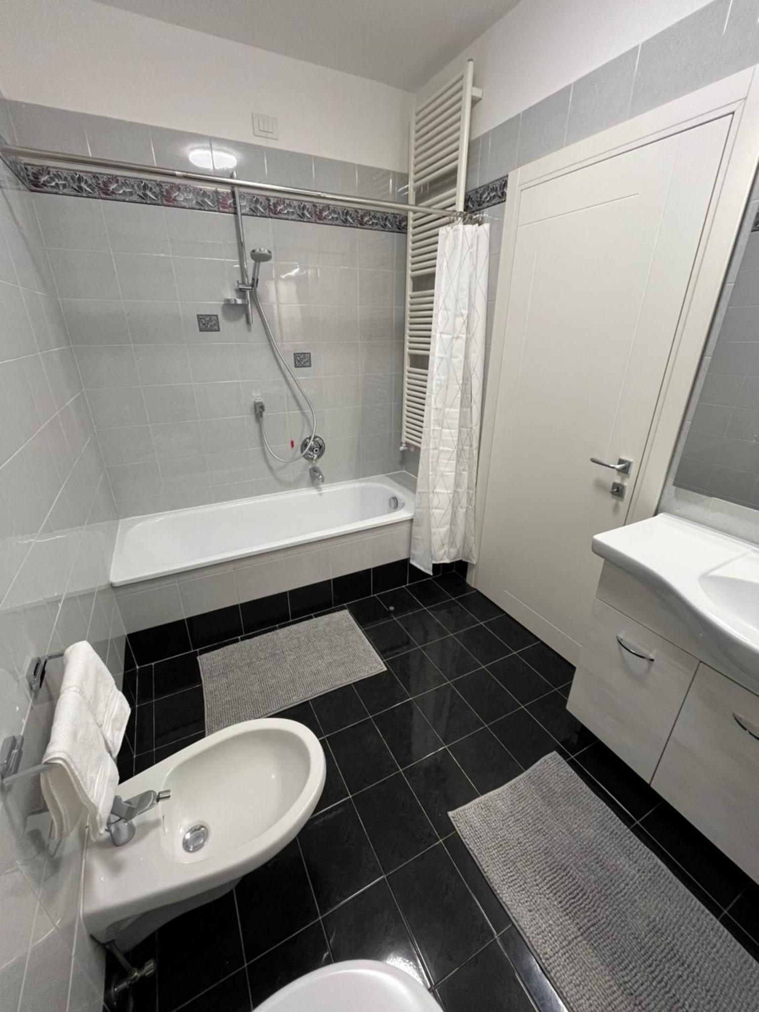 B&B Alessandro Private Room & Bathroom In Shared Apartment Arco Exterior foto