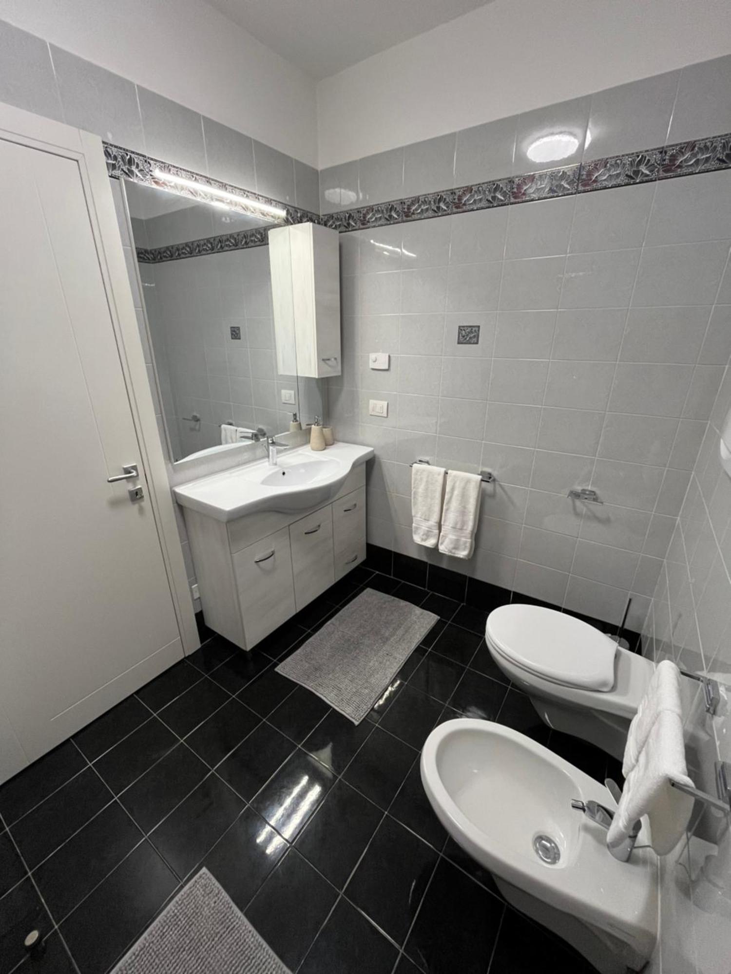 B&B Alessandro Private Room & Bathroom In Shared Apartment Arco Exterior foto